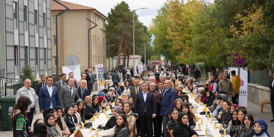 Üniversite öğrencilerine hoş geldiniz kahvaltısı