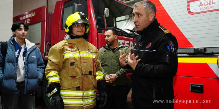 Üniversite öğrencilerine yangına müdahale eğitimi