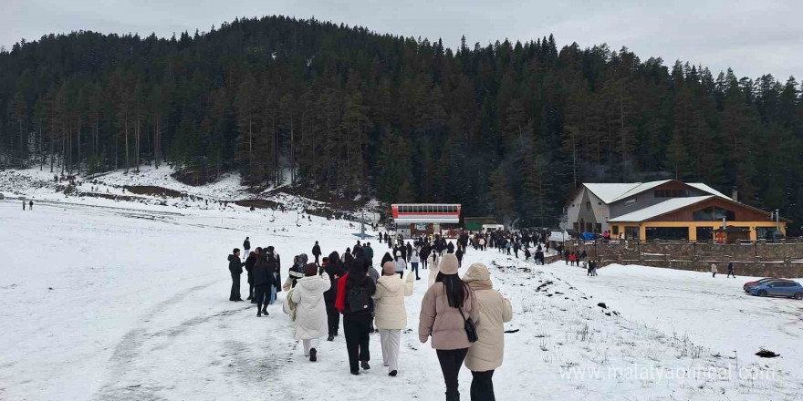 Üniversite öğrenileri Ilgaz Dağı’nda karın tadını çıkardı