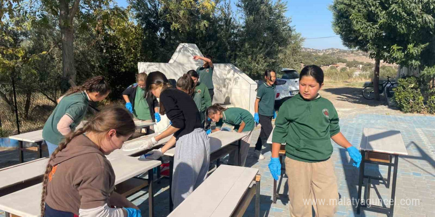 Üniversiteli öğrenciler köy okulunun masalarını yeniledi