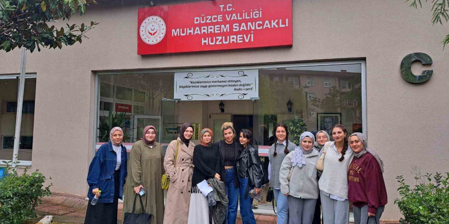 Üniversiteliler huzur evi sakinleriyle eğlenceli anlar geçirdi