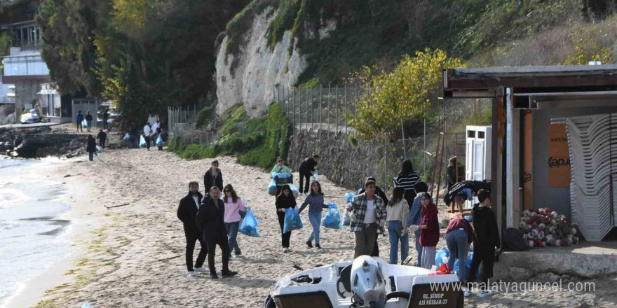 Üniversitesi öğrencilerinden sahil temizliği