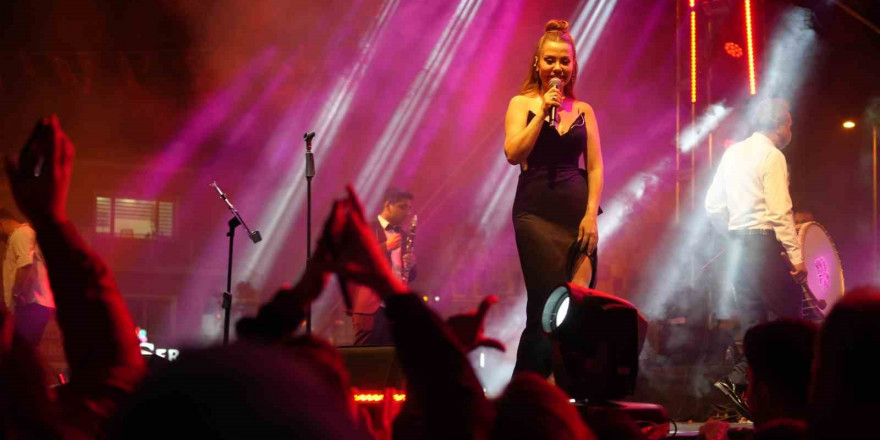 Ünlü şarkıcı Lara konser verdi, izdiham yaşandı: Binlerce vatandaş meydana sığmadı