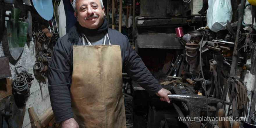 Unutulmaya yüz tutmuş demircilik mesleğini 30 yıldır ilk günkü aşk ile devam ettiriyor