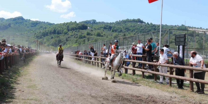 Ünye’de rahvan at yarışı heyecanı