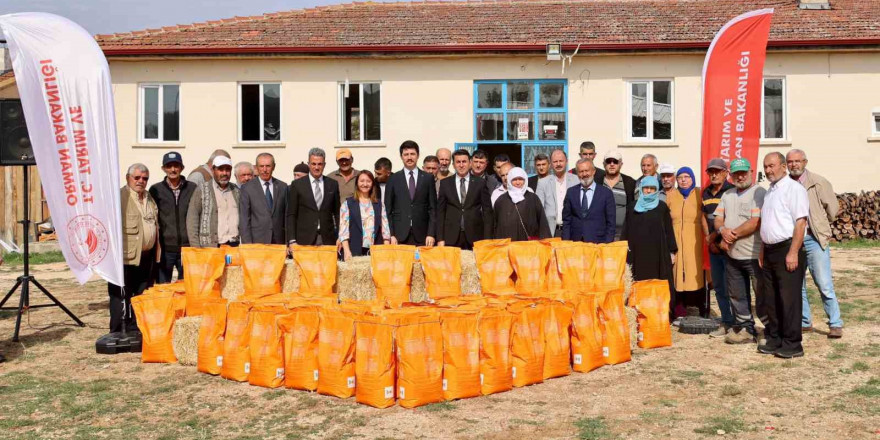 Üretici çiftçilere kanola tohumu dağıtıldı