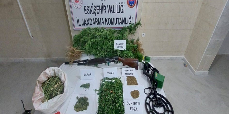 Ürettiği uyuşturucu maddeyi satmak isteyen şahsı jandarma yakaladı