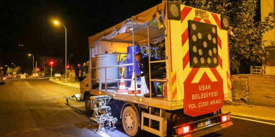 Uşak Belediyesi’nin yol çizgi çalışmaları devam ediyor