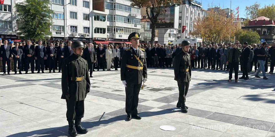 Uşak’ta 29 Ekim kutlamaları çelenk töreniyle başladı