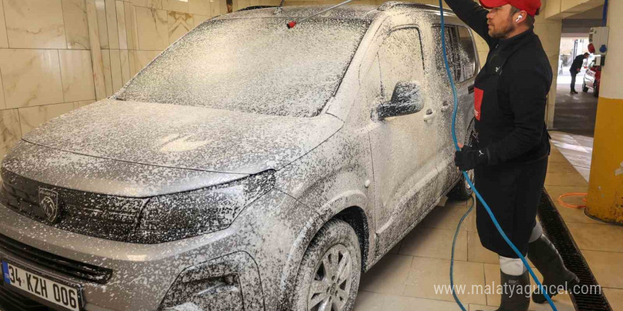 Uşak’ta belediyeye ait otoparkta oto yıkama hizmeti açıldı