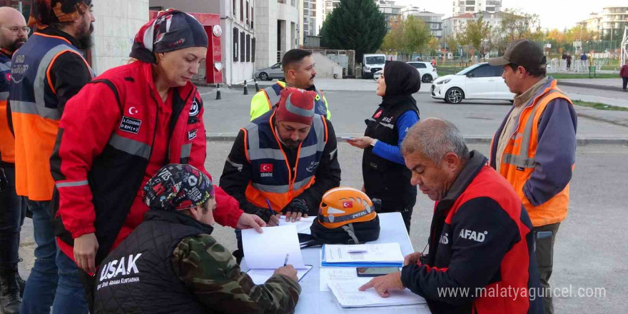 Uşak’ta gerçeğini aratmayan deprem tatbikatı