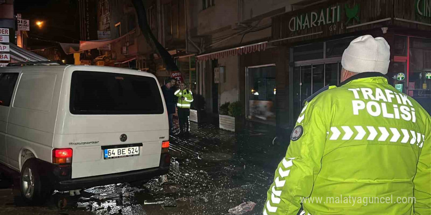 Uşak’ta iki araç çarpıştı: 1’i ağır 2 yaralı