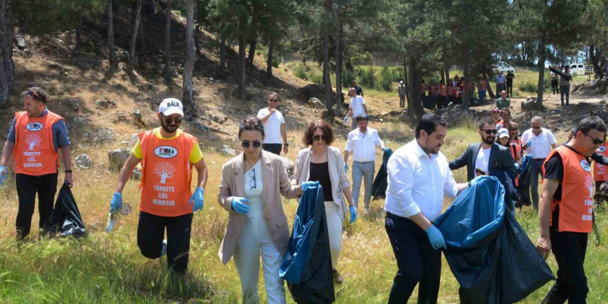 Uşak’ta Karaağaç Göledinde temizlik etkinliği yapıldı