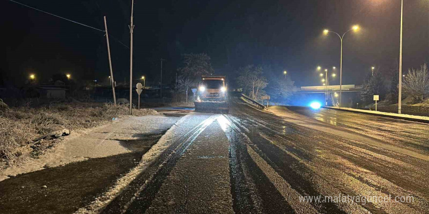 Uşak’ta mevsimin ilk karı yağdı