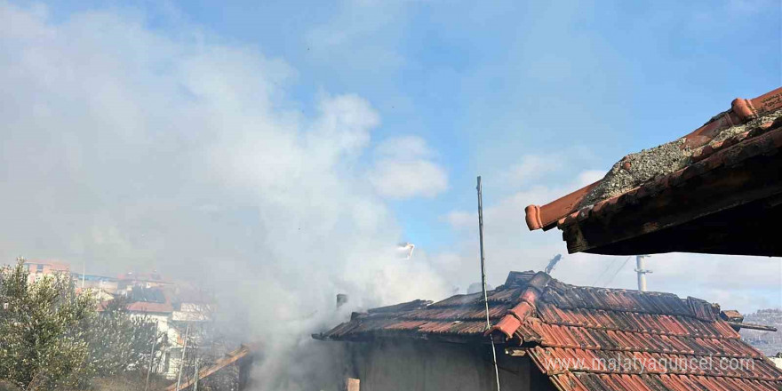 Uşak’ta müstakil bir ev yanarak küle döndü