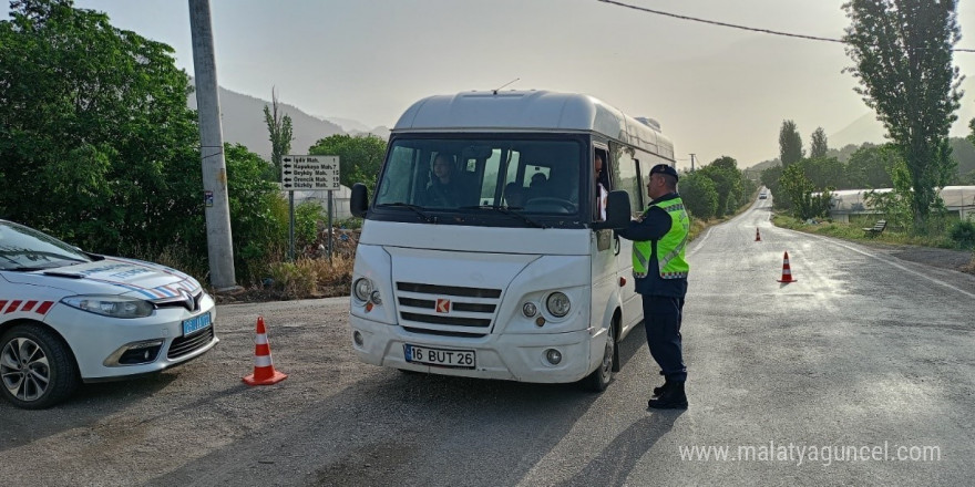 Uşak’ta polis ve jandarmadan okul çevreleri ve servislere sıkı denetim