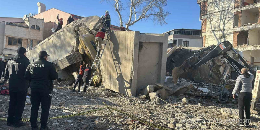 Uşak’ta yıkım esnasında iş makinesi operatörü enkaz altında kaldı