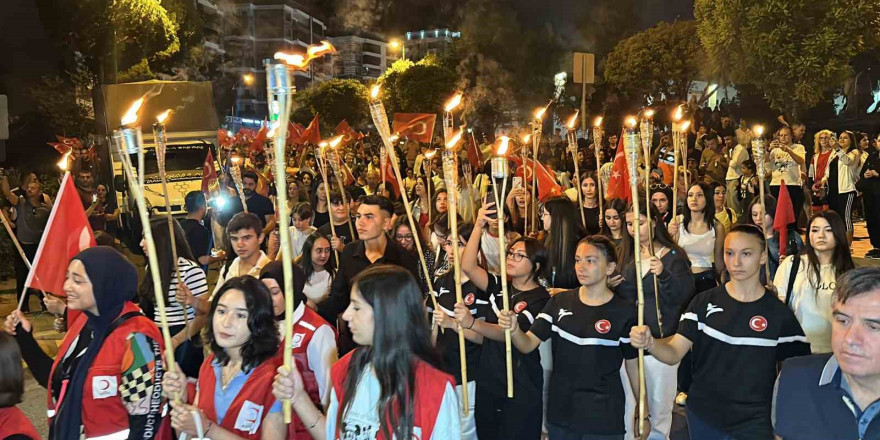 Uşak’ta Zafer Bayramı coşkusu fener alayı ile sürdü