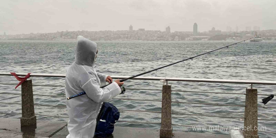 Üsküdar’da balıkçılar lodosa rağmen oltalarını bırakmadı