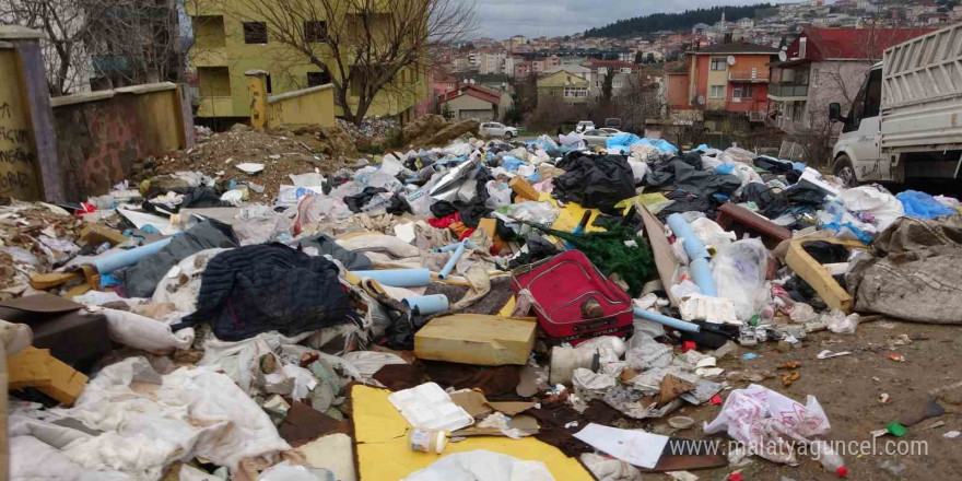 Üsküdar’da çöp ve moloz yığını krizi: Mahalleli isyan etti