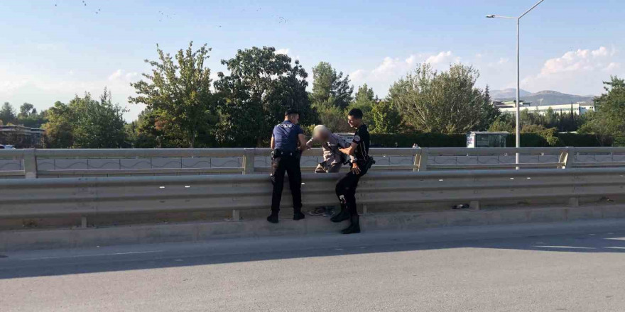 Üst geçitten atlamak isterken polis yakaladı