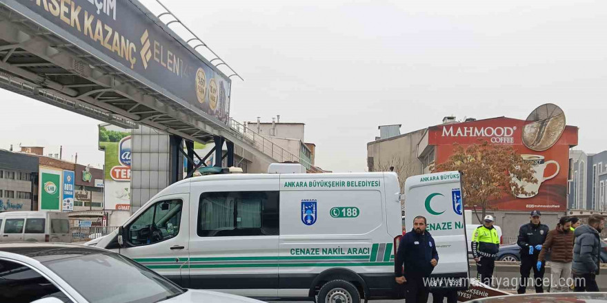 Üst geçitten atlayıp intihar eden kadına otomobil çarptı