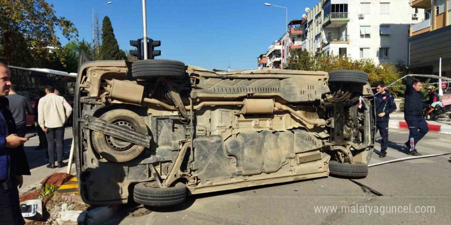 Uyarı tabelasını dikkate almadı, yan yatan araçta sıkışan 2 kişiyi itfaiye kurtardı