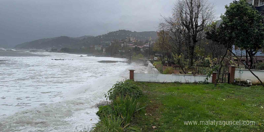 Uyarısı olan Rize’de fırtına etkili oldu