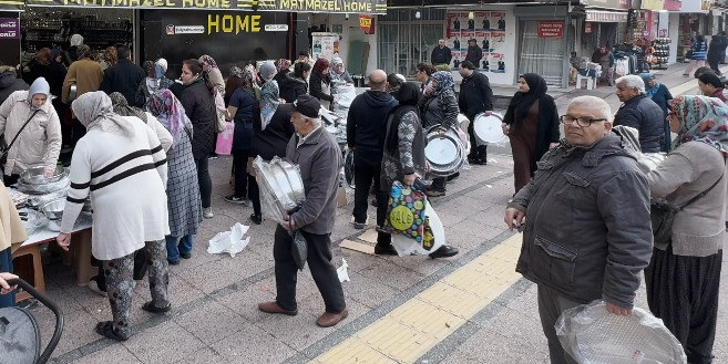 Uygun fiyata satılan ürünler izdihama neden oldu