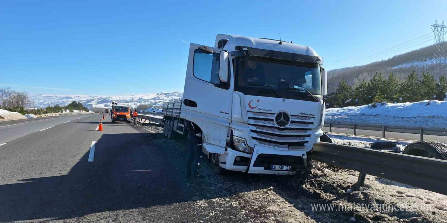 Uyuduğu iddia edilen tır şoförü, otoyolda bariyerlere çarptı