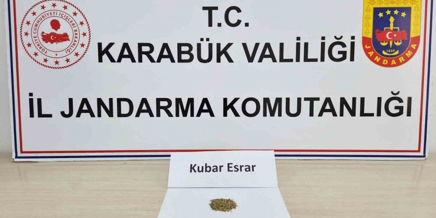 Uyuşturucu poşeti üzerindeki parmak izi zanlıyı yakalattı