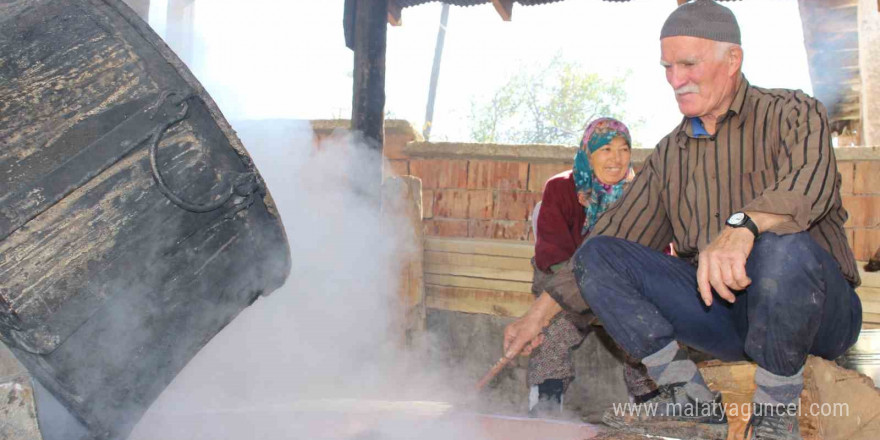 Üzüm sıkma makinesi ile pekmez kazanları kaynıyor