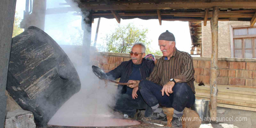 Üzüm sıkma makinesi ile pekmez kazanları kaynıyor