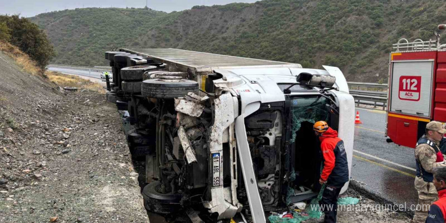 Üzümlü’de tır devrildi: 1 yaralı