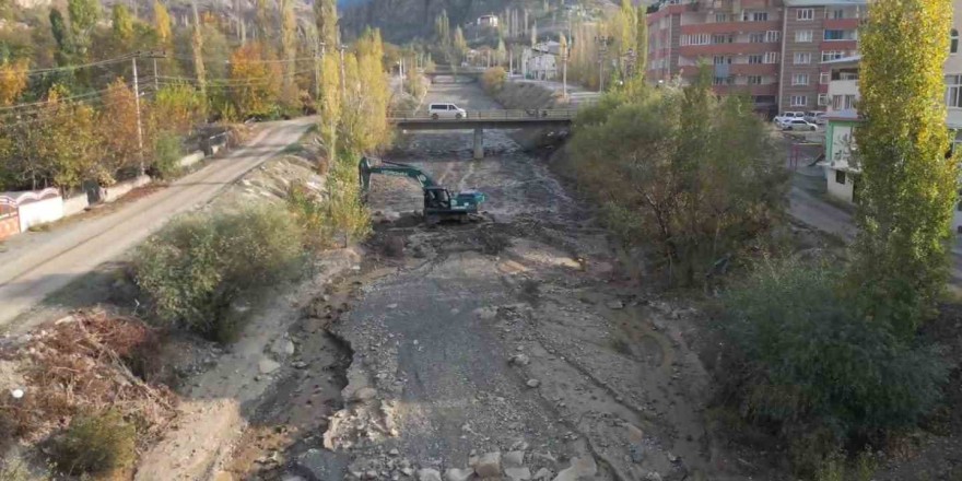 Uzundere’de 12 kilometrelik dere ıslah çalışmaları tamamlandı