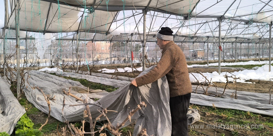 Uzundere’de kar yağışı seralara zarar verdi