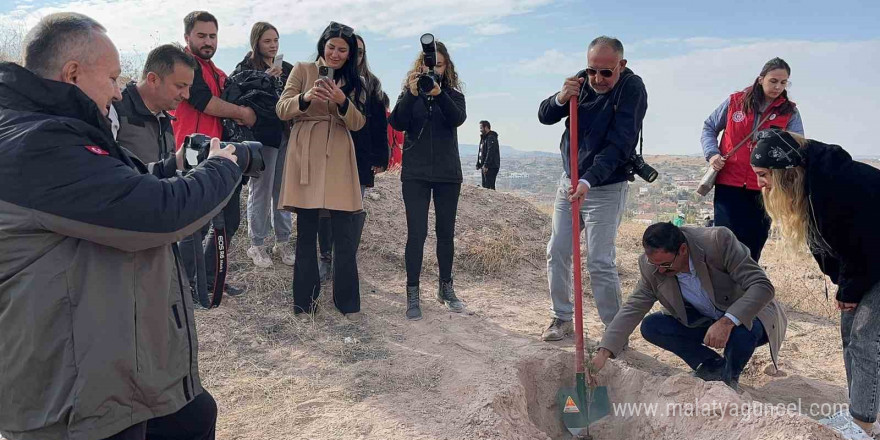 Vali ağaç diken gazetecileri fotoğrafladı