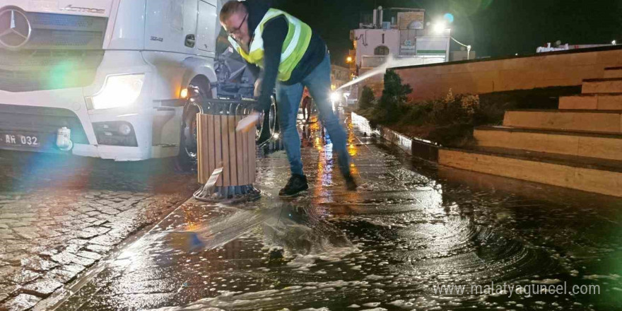 Vali Akkoyun, caddeleri köpüklü suyla yıkatarak göreve başladı