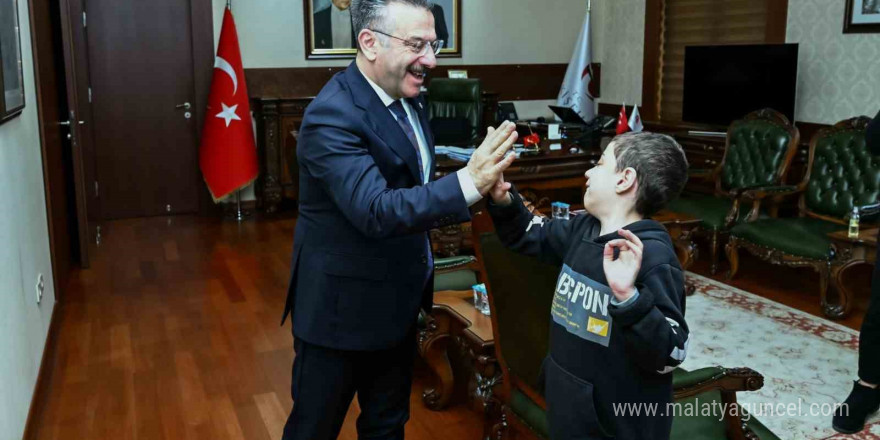 Vali Aksoy, zihinsel engelli çocukları makamında ağırladı