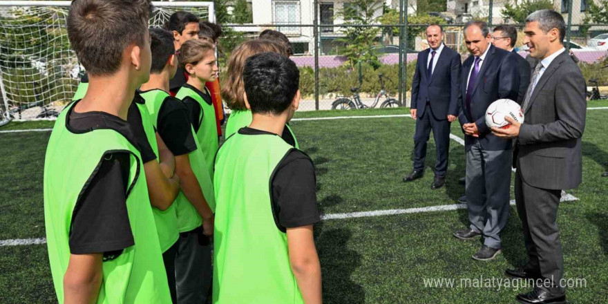 Vali Aktaş, Ertuğrul Gazi Anadolu İmam Hatip Lisesi’ni ziyaret etti