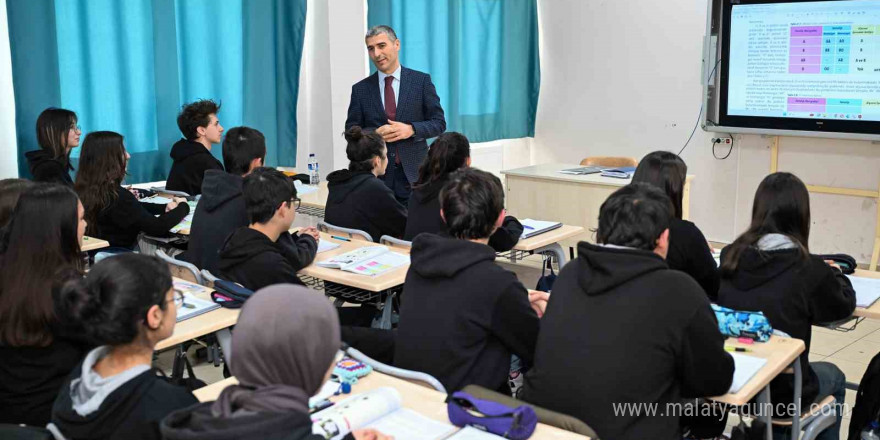 Vali Aktaş öğrencilerle bir araya geldi