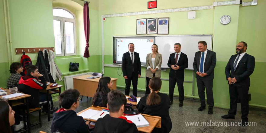 Vali Aktaş öğretmen ve öğrencilerle bir araya geldi