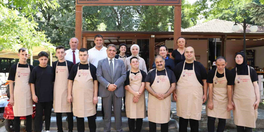 Vali Aslan Kusursuz Kafe’nin çalışanlarıyla bir araya geldi