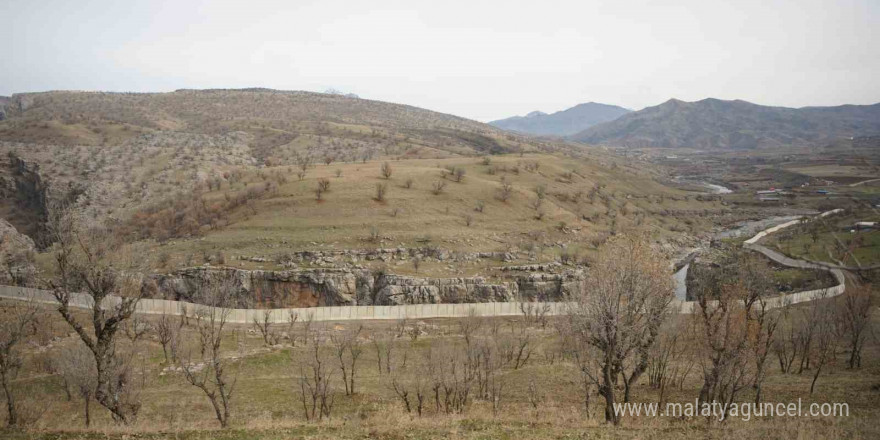 Vali Çelik yapımı devam eden karakol ve sınır duvarı çalışmalarını inceledi