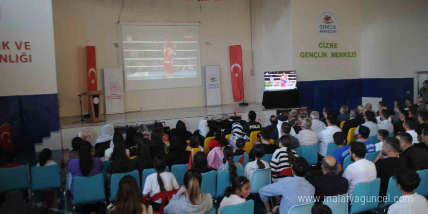 Vali Ekici, milli boksörün maçını Cizre’de vatandaşlarla dev ekranda izledi