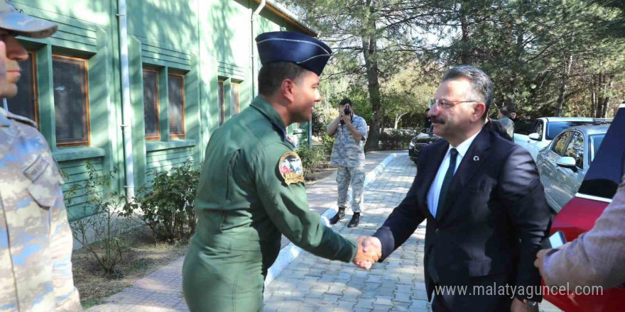 Vali Hüseyin Aksoy, Sivrihisar Hava Meydan Komutanlığı’nı ziyaret etti