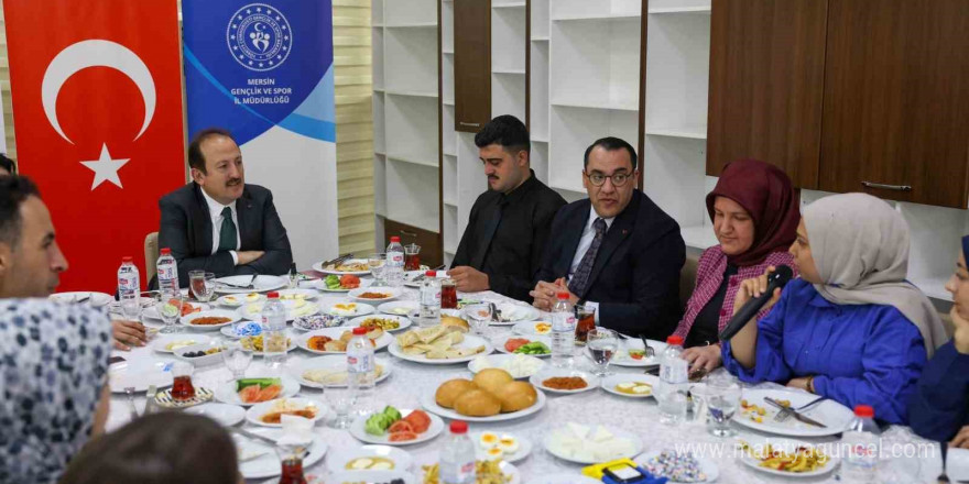 Vali Pehlivan yurt binasını inceledi, öğrencilerle bir araya geldi