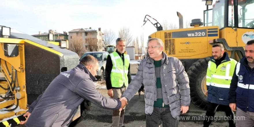 Vali Polat, karla mücadele ekipleriyle bir araya geldi