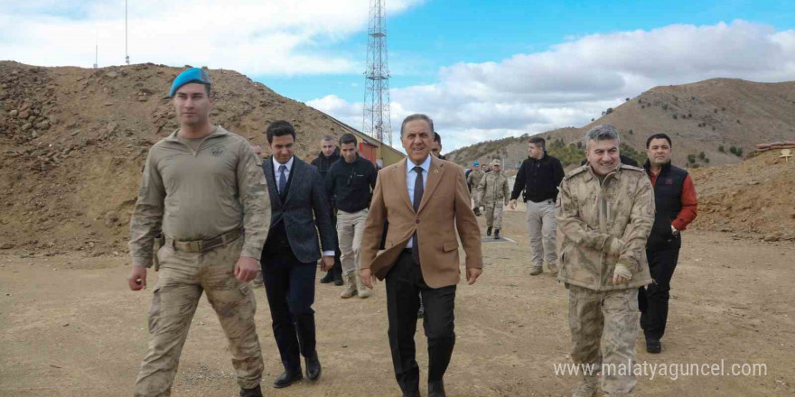 Vali Usta, üs bölgesinde Mehmetçik ile bir araya geldi