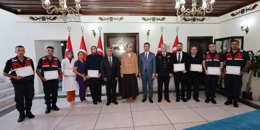 Vali Yiğitbaşı teşekkür edilen kamu personeline başarı belgesi takdim etti